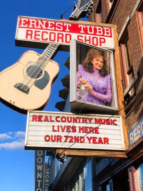 Nashville Eylül 2019: Broadway Caddesi 'ndeki ünlü Ernest Tubb Plak Dükkanı, 1947 yılında country şarkıcısı tarafından kurulan Midnite Jamboree' ye ev sahipliği yaptı. Dükkan tabelasında genç Loretta Lynn 'le düet yapmış..