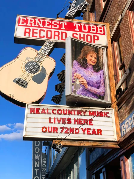 Nashville Eylül 2019: Broadway Caddesi 'ndeki ünlü Ernest Tubb Plak Dükkanı, 1947 yılında country şarkıcısı tarafından kurulan Midnite Jamboree' ye ev sahipliği yaptı. Dükkan tabelasında genç Loretta Lynn 'le düet yapmış..