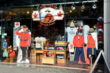 Vancouver, Kanada - 4 Mart 2020: Batı Cordova Caddesi 'ndeki Atlı Polis Hediye Dükkanı RCMP ürünlerinin tek resmi perakende mağazasıdır. Diğer kaynak online Mountieshop.com.