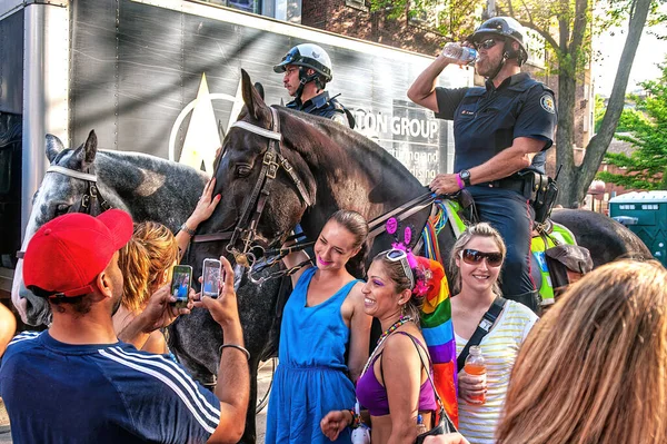 カナダ トロント 2011年7月3日 参加者は トロント オンタリオ州のGlbt指向地域であるチャーチ セントのプライド ウィークストリート フェスティバルの最終日に警察の馬とパットし 写真を撮る — ストック写真