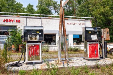 Kapalı tabelası olan benzin istasyonu, uzun zamandır kapalıymış gibi görünüyor.