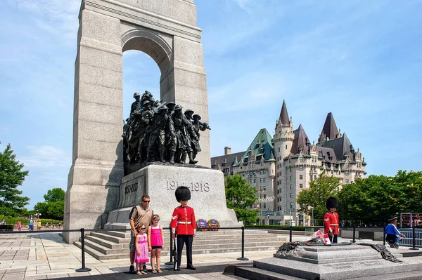 Ottawa Canada July 2011 Tourists Pose Ceremonial Guards Ottawa Cenotaph — Stock Photo, Image