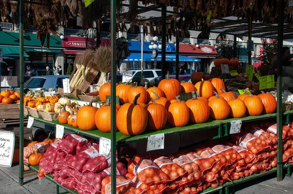 Ottawa, Kanada 18 Ekim 2009 Balkabağı ve Otta 'da satılık diğer ürünler şehir merkezindeki Byward Market' te tarihi bir açık hava pazarıydı..