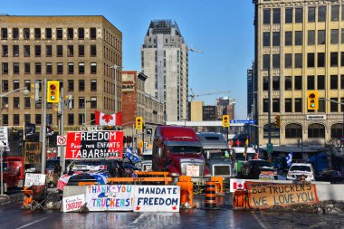 Ottawa, Kanada 7 Şubat 2022 konvoy kamyonları, kamyon konvoyu protestosu kapsamında Wellington ve Rideau caddeleri arasında blok sağlıyor. Protesto, Ottawa şehir merkezinin büyük kısmını kapattı ve birçok kedere yol açtı.