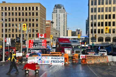 Ottawa, Kanada 7 Şubat 2022: Konvoy kamyonları, ana ulaşım caddesi olan Wellington ve Rideau caddeleri arasında, kamyon konvoyunun zorunlu protestosu kapsamında blok sağlıyor. Protesto, Ottawa şehir merkezinin büyük kısmını kapattı ve birçok kedere yol açtı.
