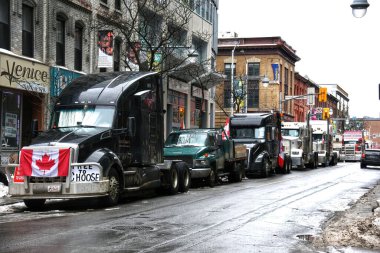Ottawa, Kanada 10 Şubat 2022: Ottawa şehir merkezinde Albert Caddesi 'nin her iki tarafında bir sıra kamyon. Kamyon konvoyu salgınla ilgili görevleri protesto ediyor ve yerel halk ve iş dünyası için kedere yol açıyor..