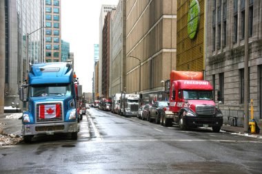 Ottawa, Kanada 10 Şubat 2022: Ottawa şehir merkezinde Albert Caddesi 'nin her iki tarafında bir sıra kamyon. Kamyon konvoyu salgınla ilgili görevleri protesto ediyor ve yerel halk ve iş dünyası için kedere yol açıyor..