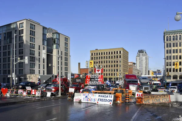 Ottawa Canadá Febrero 2022 Los Camiones Convoyes Proporcionan Bloqueos Entre — Foto de Stock