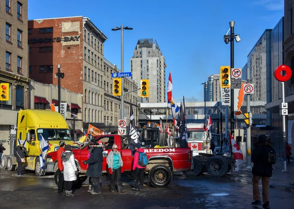 Ottawa Canadá Febrero 2022 Los Camiones Convoyes Bloquean Calle Rideau — Foto de Stock
