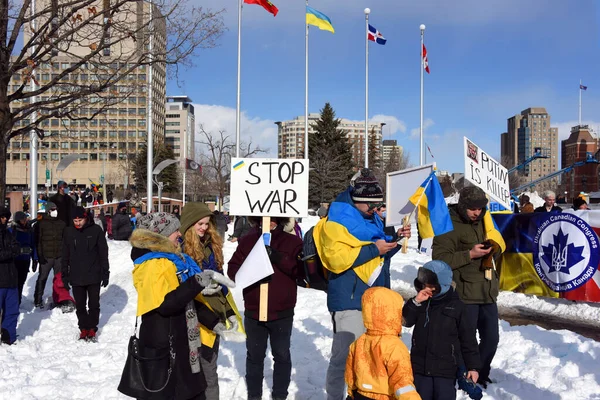 オタワ2022年2月27日オタワは ウクライナ侵攻に抗議するためにウクライナラリーと3月で立ち上がり それはロシア大使館で始まり 市役所で終わりました カナダはウクライナとロシアに次ぐ世界第3位のウクライナ人人口を有している — ストック写真