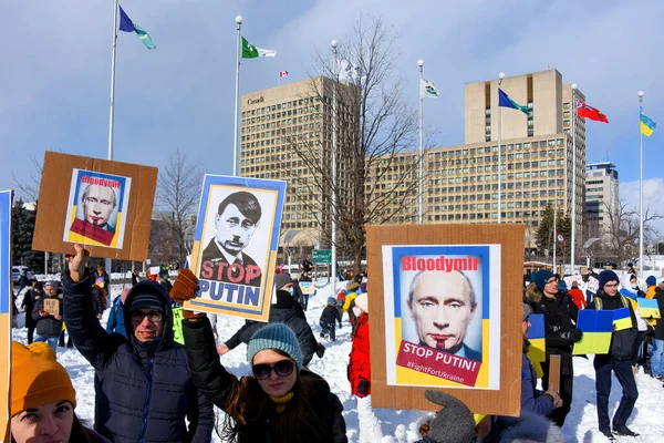 カナダのオタワ 2022年2月27日 人々はウクライナのロシアの侵攻に抗議するために ウクライナラリーと3月とオタワスタンドで反プーチンの兆候を保持しています それはロシア大使館で始まり オタワ市役所で終わりました — ストック写真