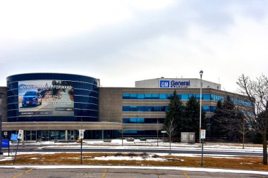 Oshawa, Kanada - 14 Mart 2022: General Motors Kanada Genel Merkezi General Motors 'un Kanada' daki yan kuruluşu, Chevrolet Bolt elektrikli araç reklamı. 