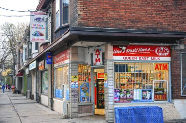 Toronto, Kanada - 15 Nisan 2012: Queen Street East ve Craven Rd 'in köşesinde oturan Kraliçe Doğu Sütü.