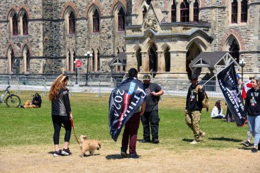 Ottawa, Kanada - 30 Nisan 2022: Rolling Thunder Ottawa mitinginde Trump 2024 bayrağı taşıyan bir protestocu ve Rolling Thunder Rally motosikletli gösterisinin bir parçası olarak Parliament Hill 'de protesto gösterisi 