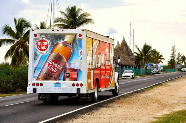 バラデロ キューバ 2010年2月1日 ハバナ クラブのラムトラックが幹線道路を通ってこの地域のリゾートを供給する ハバナクラブは1878年に設立され 1959年のキューバ革命後にキューバ政府によって国有化された — ストック写真