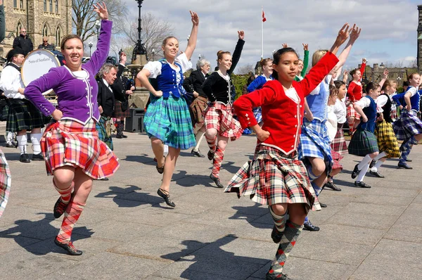 2010年4月11日 スコティッシュ ハイランド ダンサーがオンタリオ州オタワの国会議事堂で行われるナショナル タータン デーの祝賀会に出演 — ストック写真