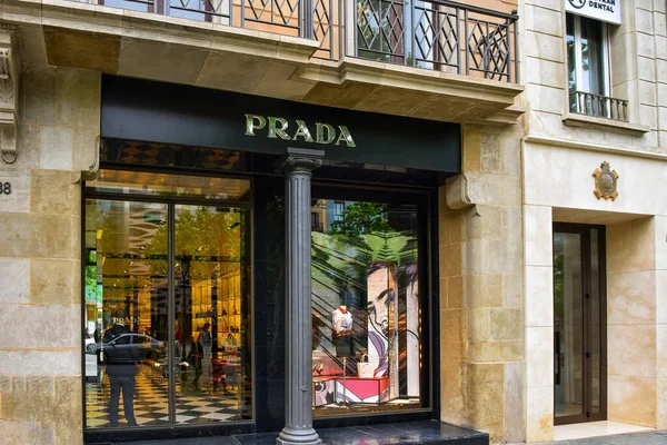 Barselona, İspanya 5 Mayıs 2018 Prada, Passeig de Grcia 'daki İtalyan lüks moda evi.  