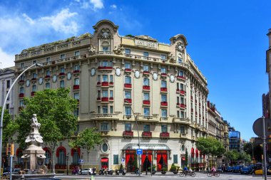 Barcelona, İspanya - 13 Mayıs 2018: Gran Via de les Corts Catalanes 'de 5 yıldızlı lüks bir otel. Eskiden Ritz Oteli olarak biliniyordu ve Ronnie Wood 'un sanatının yer aldığı bir süit içeriyordu.
