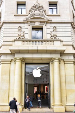 Barselona, İspanya 13 Mayıs 2018 Barselona 'daki Passeig de Grcia' daki Apple mağazasından alışveriş yapan insanlar