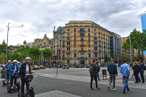 스페인 바르셀로나 2018 Passeig Gracia 교차로를 스쿠터를 이용한다 코너에 왼쪽에 — 스톡 사진