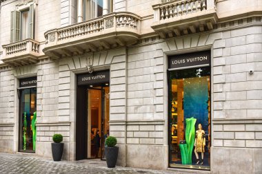 Barselona, İspanya - 5 Mayıs 2018: Louis Vuitton, 1854 'te kurulan lüks Fransız moda evi, Paseo de Gracia' da bir mağaza.. 