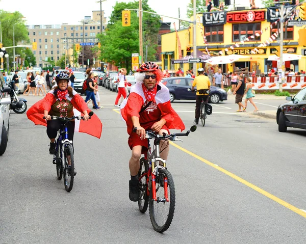 Ottawa Canada July 2013 Canada Day Revelers Draped Flags Ride — Stock Photo, Image