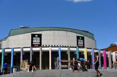 Montreal, Kanada - 3 Temmuz 2022: Geleneksel Montreal Caz Festivali için tabelası bulunan Place des Arts binası. 
