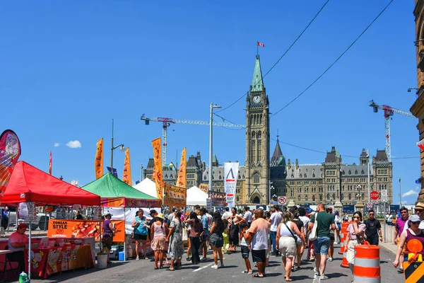Ottawa, Kanada - 23 Temmuz 2022: The Ottawa Asya Festivali Parliament Hill 'in önündeki Metcalfe Caddesi' nde gerçekleşti. Asya mutfağı ve eğlencesinin yer aldığı festival daha önce sadece Çin Mahallesi 'nde yapılmıştı.