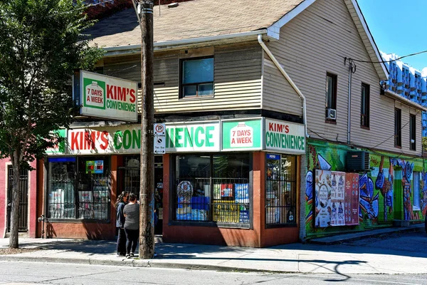 Toronto Canada August 2022 Mimi Variety Queen Street Which Renamed —  Fotos de Stock