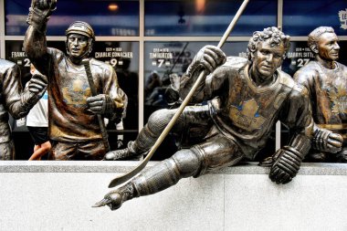 Toronto, Kanada - 12 Ağustos 2022: The Stones of Borje Salming, Darryl Sittler ve Ted Kennedy 'nin heykelleri, The Toronto Maple Leafs' in evi Scotiabank Arena 'nın dışında Legends Row' da.