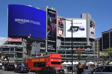 Toronto, Kanada - 12 Ağustos 2022: Yonge-Dundas Meydanı, Times Meydanı 'ndan yola çıkarak günlük olarak binlerce turist ve turistin katıldığı bir halk meydanı..
