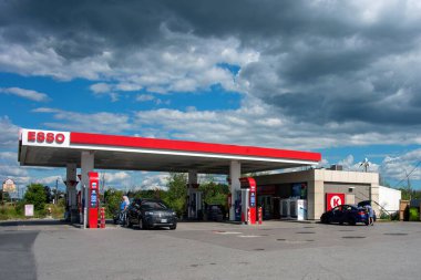 Peterborough, Kanada - 14 Ağustos 2022: Esso istasyonu ve güneşli bir günde güneşli bir gökyüzü ile Hwy 7 'deki K çevresindeki bakkal. 