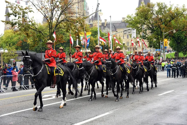 2022年9月19日カナダ オタワ ロイヤル カナダ騎馬警察 エリザベス2世の葬儀のための記念式典のための聖公会教会であるクライストカテドラルに向かうウェリントン通りで記念パレードをリード — ストック写真