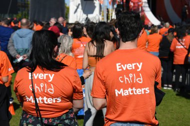 Ottawa, Kanada - 30 Eylül 2022: Ulusal Gerçek ve Uzlaşma Günü 'nü kutlamak için LeBreton Düzlükleri' nde bir kalabalık toplandı. Bir yıl önce ulusal tatil ilan edilmişti..