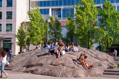 Toronto, Kanada 5 Haziran 2011 Yorkville Rock, Torontoların takıldığı ve insanların izlediği en bilinen yerlerden biridir. Yorkville Toronto 'nun sosyetik bir bölgesidir. Birçok ünlünün şehirde kaldığı bir yerdir.. 