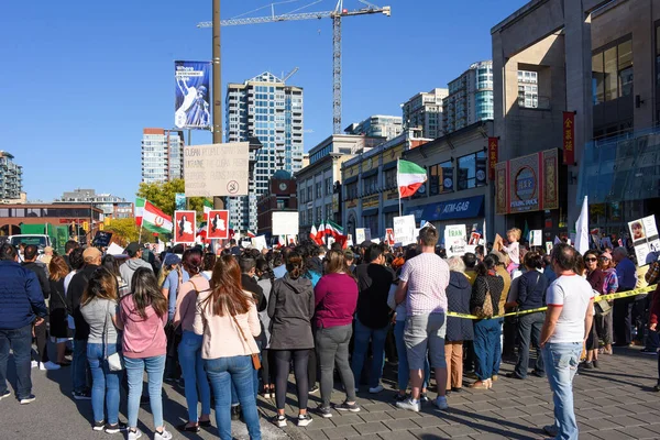 캐나다 오타와 에서는 2022 시위대가 세계에서 진행되고 시위의 일환으로 여성들의 — 스톡 사진