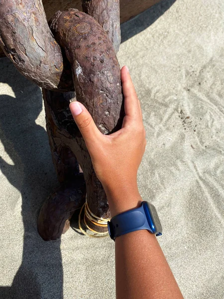 Bela Mão Feminina Segurando Grunge Cadeia Velha Fundo Areia Mar — Fotografia de Stock