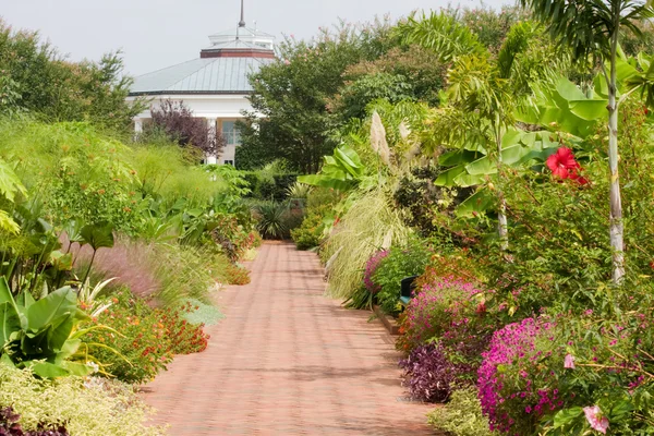 Canal Garden and Sidewalk — Stock Photo, Image