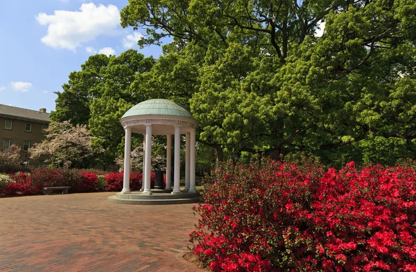 Den gamla brunnen på chapel hill — Stockfoto