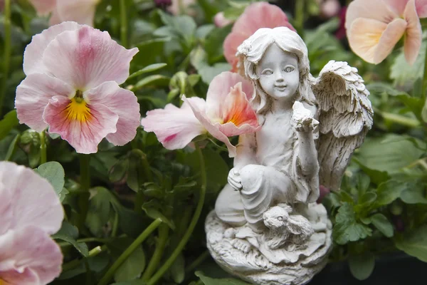 Socha anděla v macešky — Stock fotografie