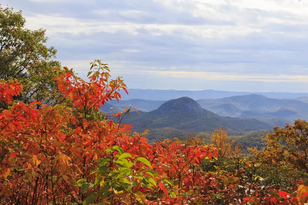 Mirando roca de cristal en el Blue Ridge Parkway — Foto de Stock