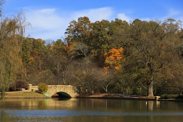 Pont dans un parc à Charlotte, Caroline du Nord — Photo