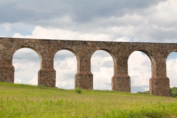 Pequeno aqueduto — Fotografia de Stock