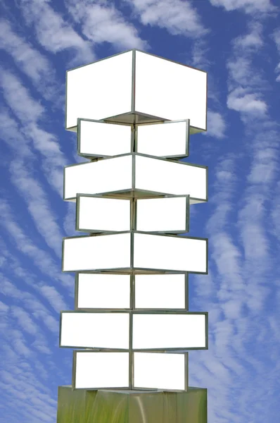 Señalización en blanco sobre el cielo azul — Foto de Stock