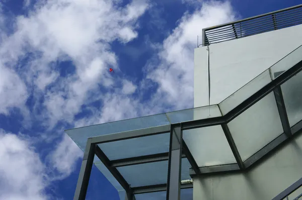 Mondern Gebäude über blauem Himmel — Stockfoto