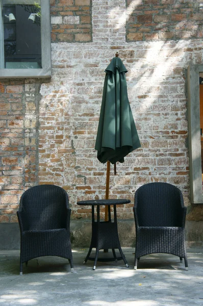 Стул из ротанга и стол — стоковое фото