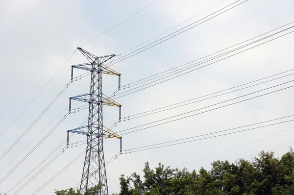 Líneas eléctricas y torre de acero — Foto de Stock