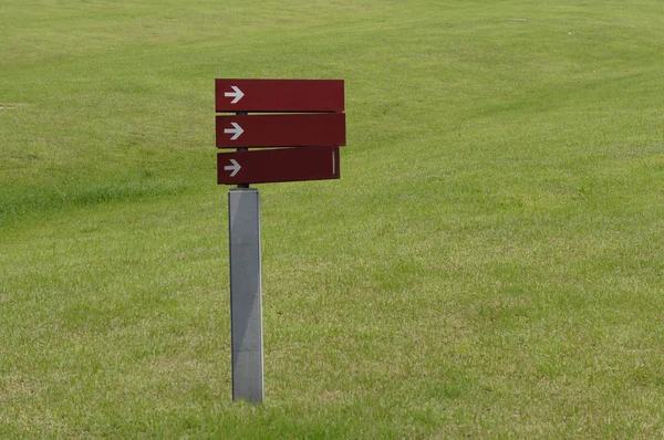 Posto de sinalização em branco nos prados — Fotografia de Stock