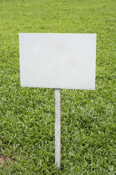 Yeşil otlak olarak boş yön tabelası