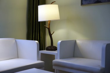 Kanepenin altında ışık